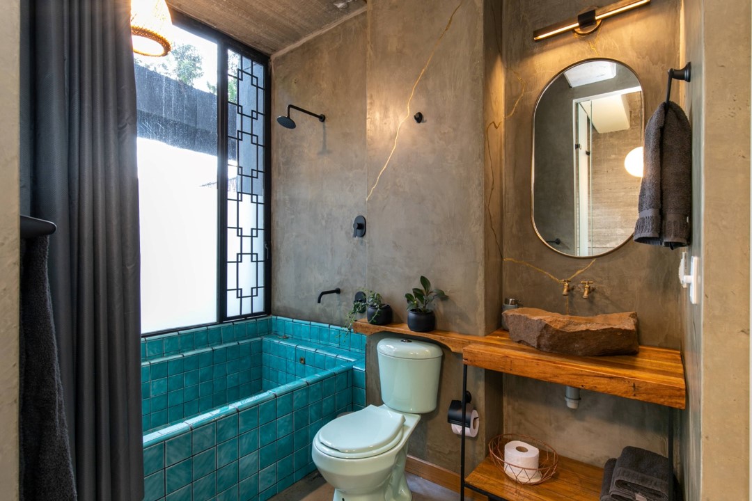 Modern bathroom with luxurious bathtub and elegant finishes at Nido Sky Hotel Medellin